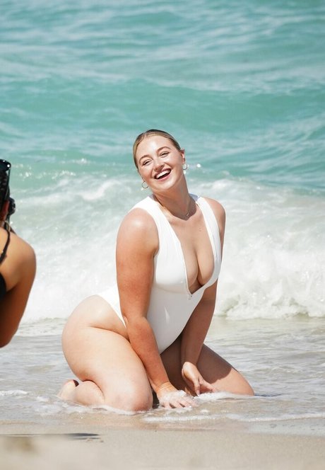 Iskara Lawrence model beautiful image