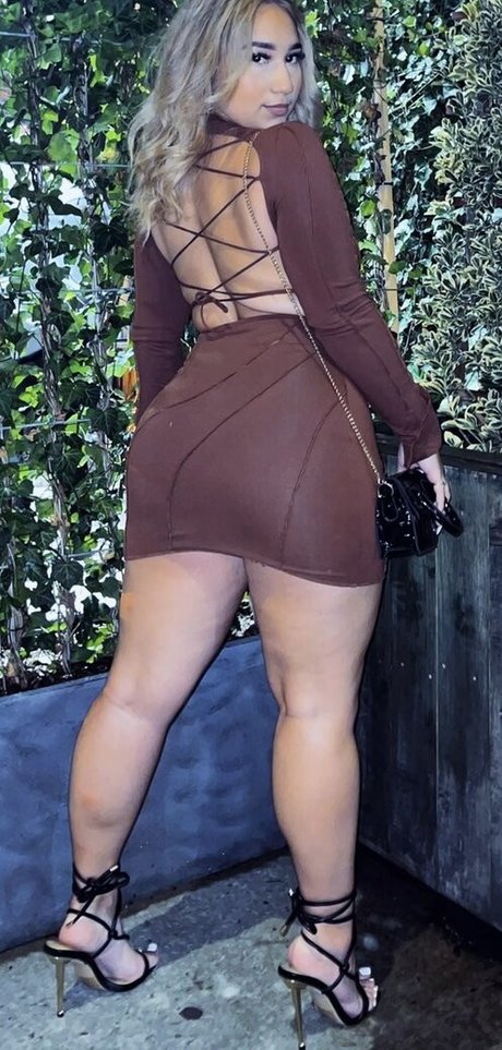 desvalenx naked model image