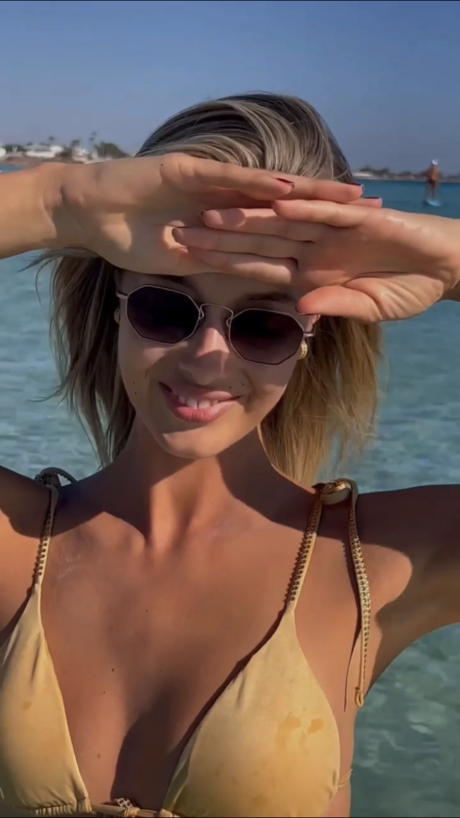 Viky Varga naked star img