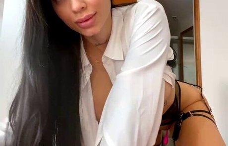 Lara Henao model pic