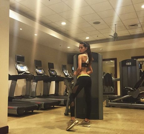 ohwhatafox model exclusive image