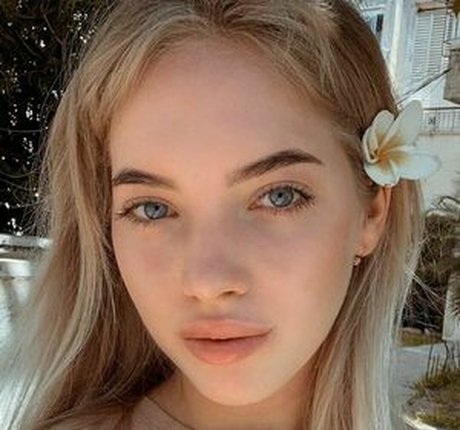 Shamlessrabbit erotic pornstar picture