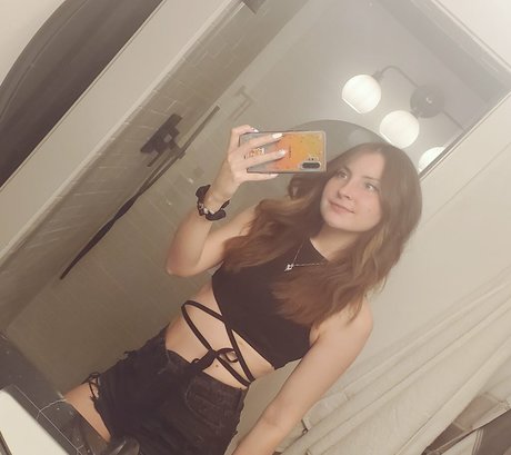 Vicky Kunia exclusive model pictures