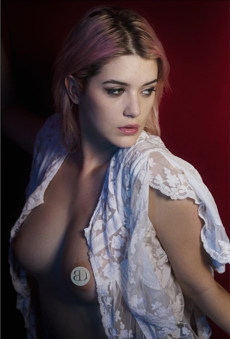 Mckenzie Eckels art model pic