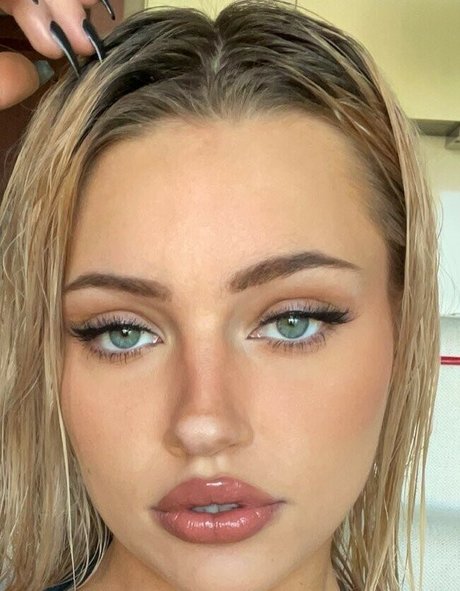 Willow Barbie pornstar adult img