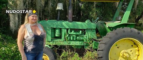 hotwifetara erotic model picture