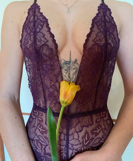 MidoriShake erotic actress pic