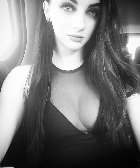 Gigi Dolin exclusive model img