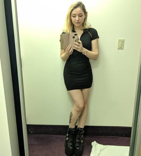 Autumn Farrell hot actress img