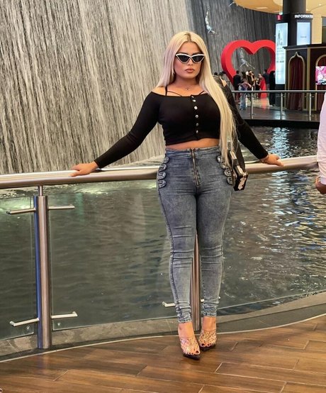 Deli Sana adult model image