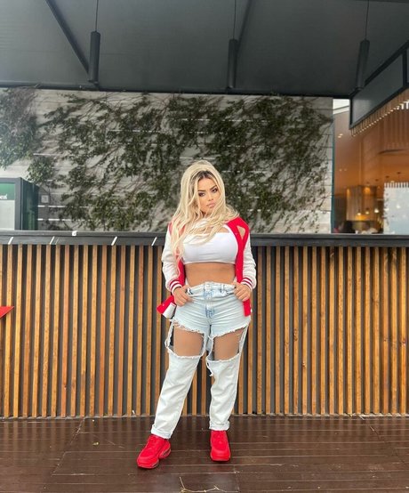 Deli Sana model sex image