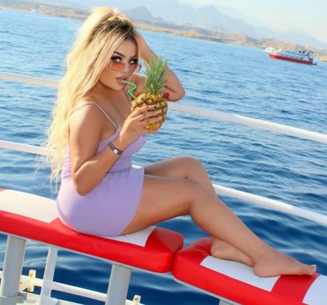 Deli Sana star free pics