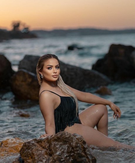 Deli Sana model naked photo