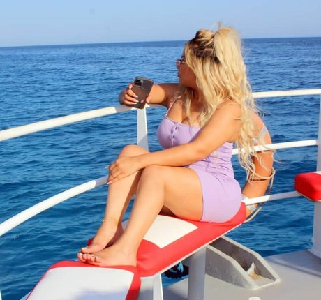 Deli Sana star sexy galleries