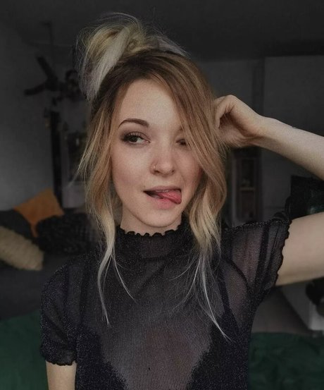 rainbowf0x naked model images