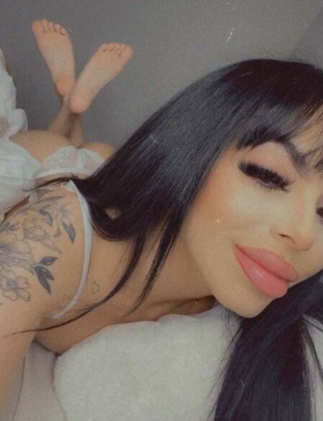 Breanna Riverside top model pic