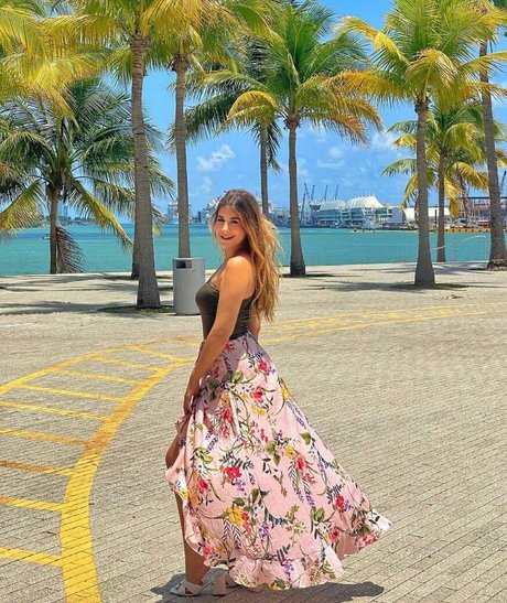 Malak Koura model adult pic