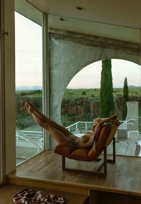 Marilyn Milk pretty pornstar photo