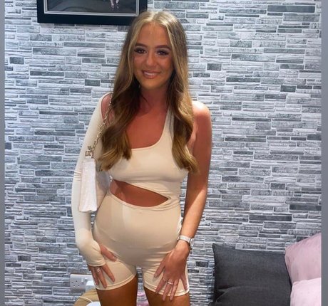 Anna Hollins exclusive star img