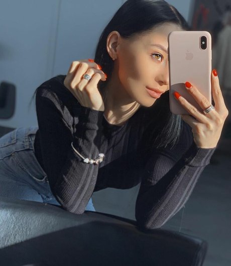 Kirafeetisrael adult model images