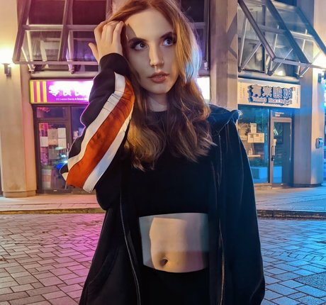 breadwitchery nude pornstar image