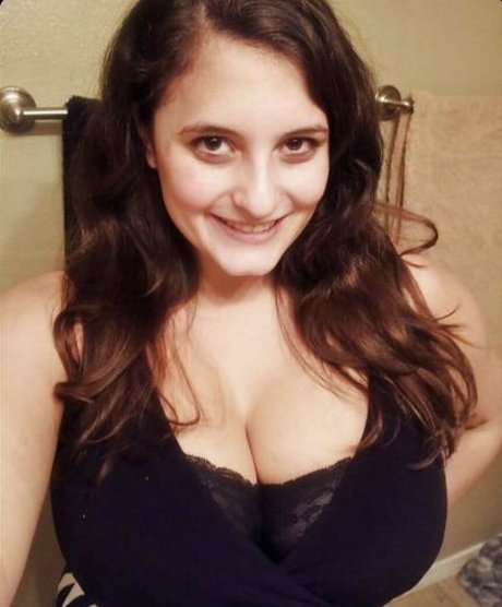 Avery Millah exclusive model picture