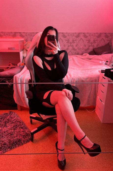 _nineer nude model image