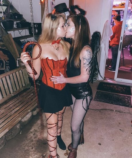 HalieeandKendra model xxx img