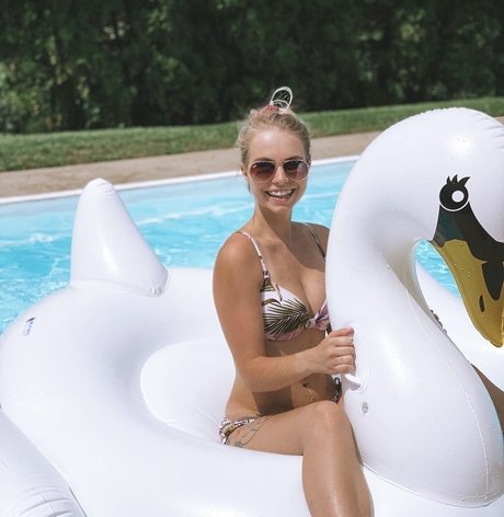 HalieeandKendra beautiful actress pic