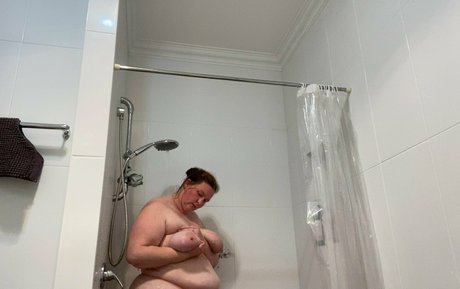 plus sizemum model pretty pics