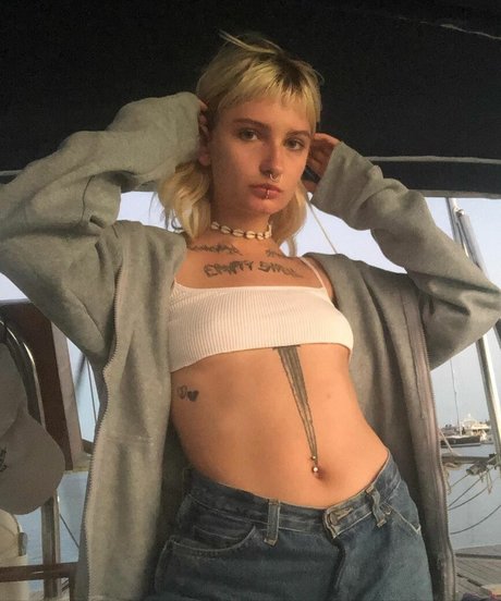 Emmaazzww naked model photo