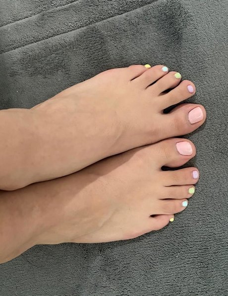 Ari Game Plays model perfect pics