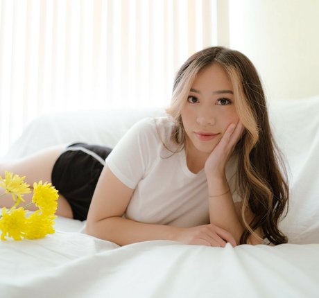 viavmber porn model image