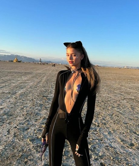 Dasha Komarova star sexy image