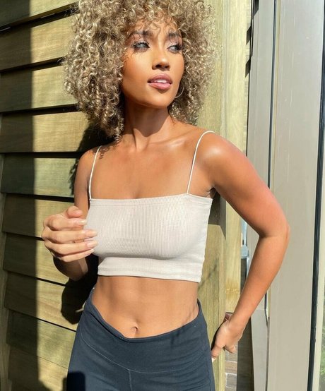 Elle Smith model nude image