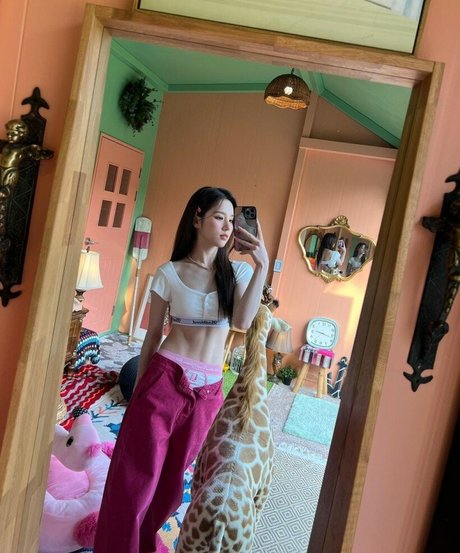 HeeJin model top picture