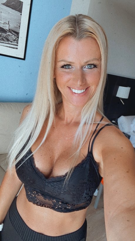 Suny sexy actress image