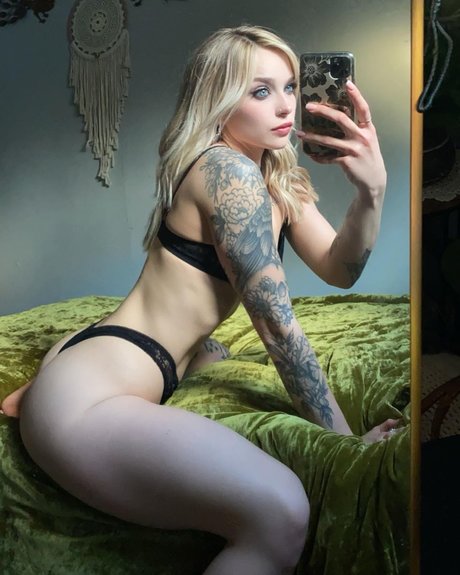 Elease model nudes pictures