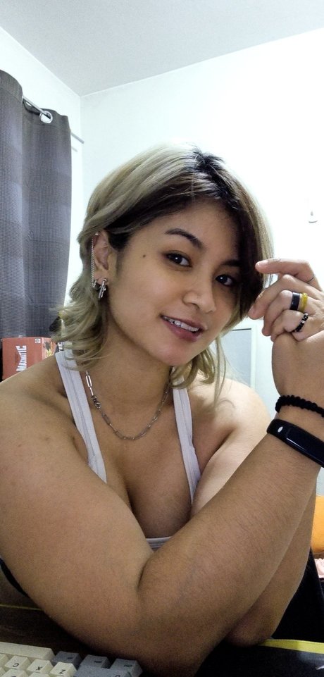 Nyaaati model hot images