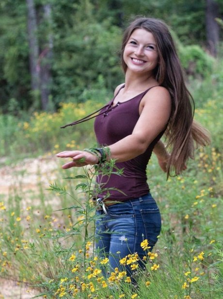 Hannah Barron model naked img