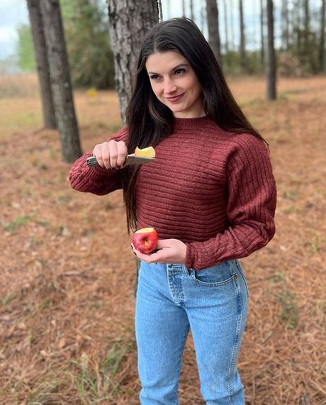 Hannah Barron sexy model picture