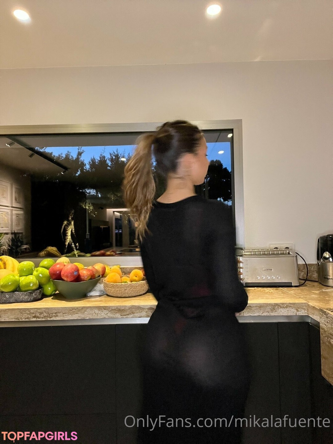 Mikaela Lafuente_ model art galleries