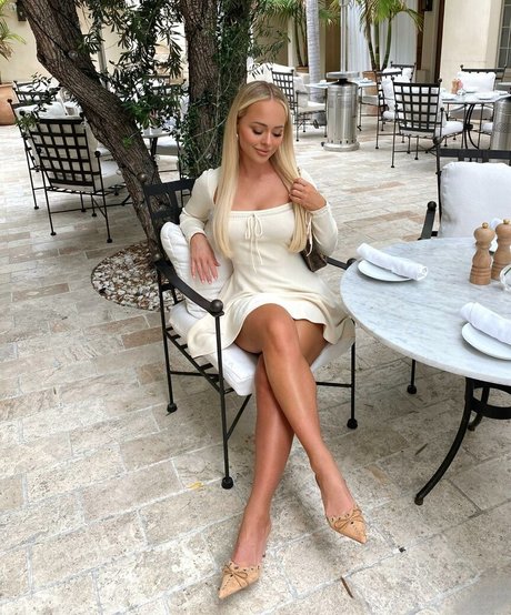 Allie Auton art model picture