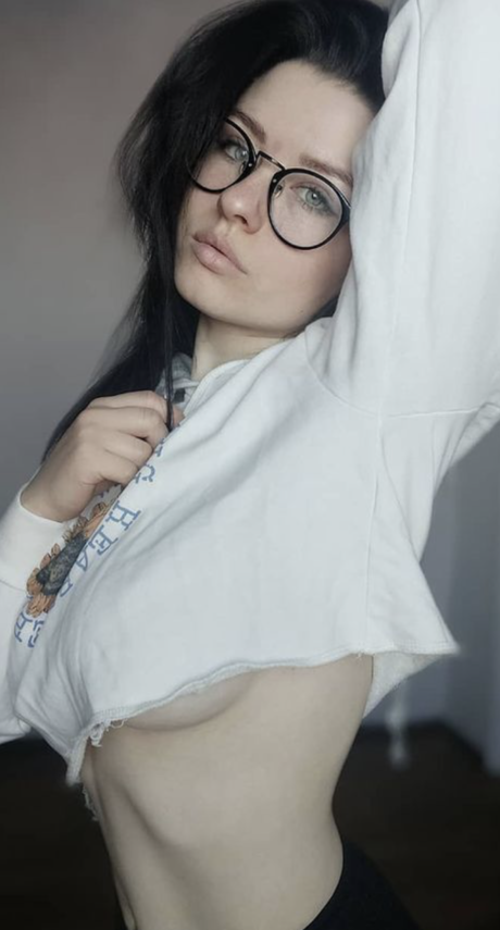 Innervus_ erotic model image