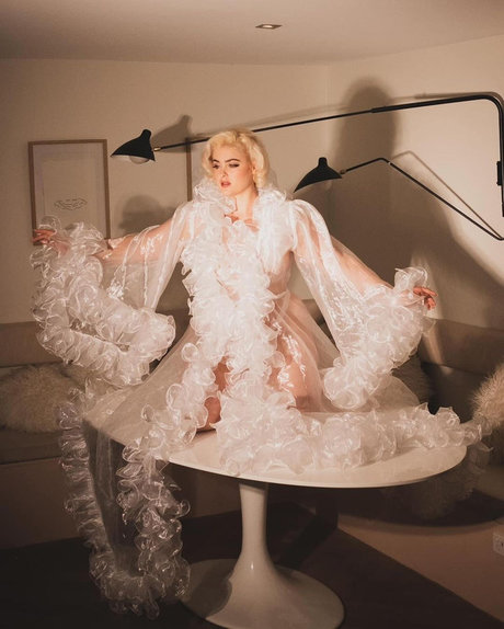 Stefania Ferrario model adult img