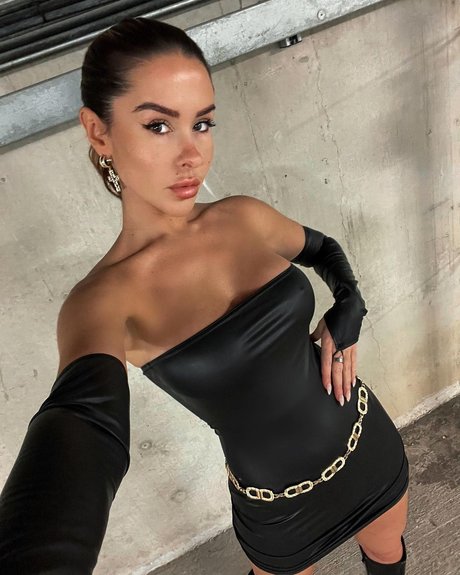 Lacey Montgomery model art pic