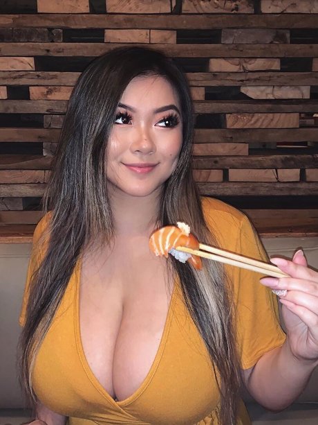 Vicki Li exclusive model pic