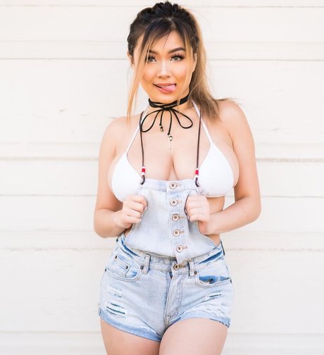 Vicki Li nude pornstar image