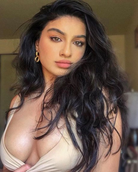 Alishba model art photos