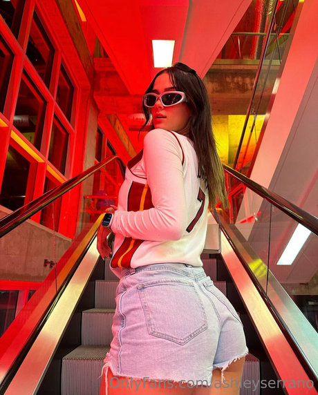 Ashley Serrano star naked photos